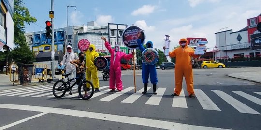 Setahun Covid-19, Relawan di Solo Pakai APD Ingatkan Bahaya Masih Mengancam