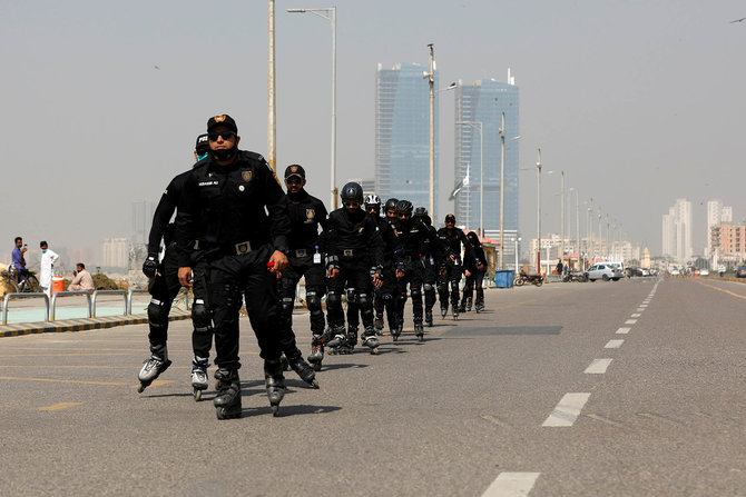 pakistan bentuk satuan polisi bersepatu roda