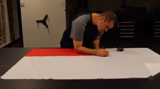 momen tentara au amerika serikat menjahit bendera indonesia