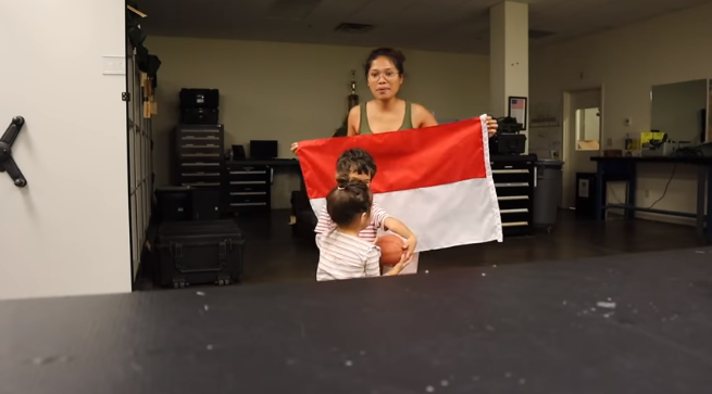 momen tentara au amerika serikat menjahit bendera indonesia