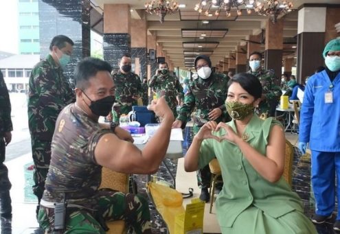 kasad tni andika pamer otot saat vaksinasi