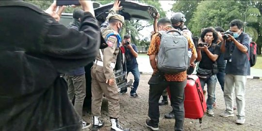 KPK Bawa 3 Koper dan 2 Kardus dari Kantor Gubernur Sulsel