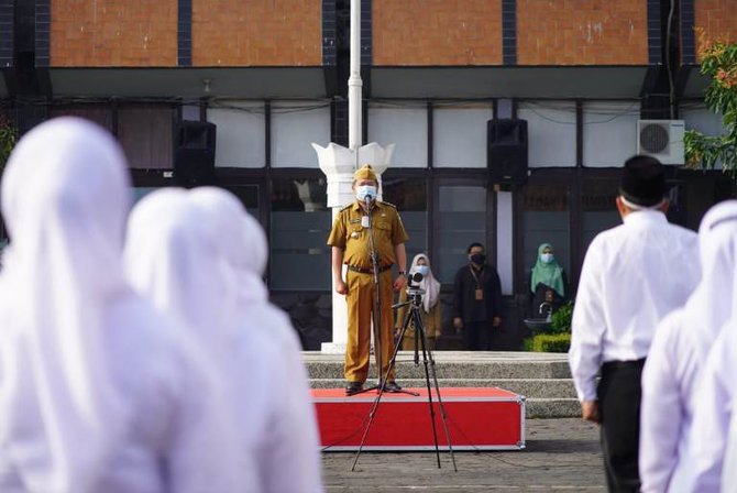 kisah undang suryana guru honorer di garut yang semangat mengabdi selama 40 tahun