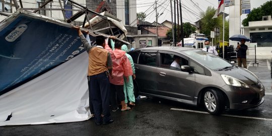 Reklame di Tasikmalaya Roboh Akibat Hujan Disertai Angin, Tiga Mobil Rusak