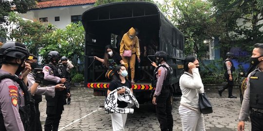 Kedapatan Menjajakan Diri Saat Pandemi, 10 PSK Dibawa ke Panti Sosial di Solo