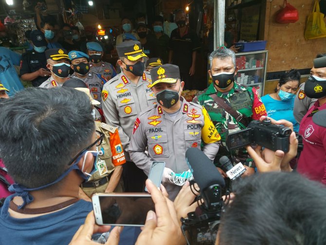 kapolda metro jaya sidak ke zona merah covid di pasar kaget kalibata