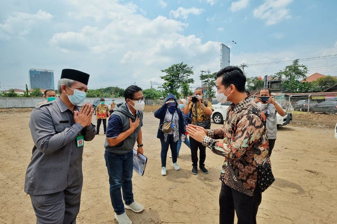 gibran saat meninjau lahan untuk pembangunan masjid agung sheikh zayed