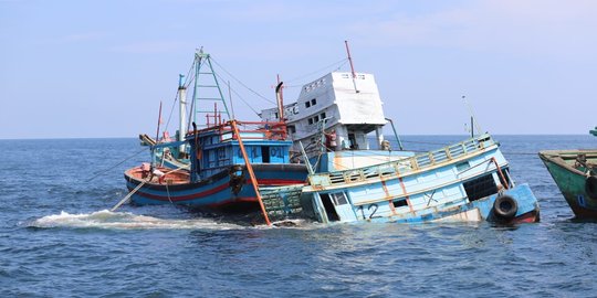 KKP Tenggelamkan 8 Kapal Vietnam dan 2 Malaysia Lakukan Pencurian Ikan