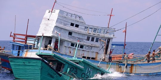 kkp tenggelamkan 8 kapal vietnam dan 2 malaysia lakukan pencurian ikan