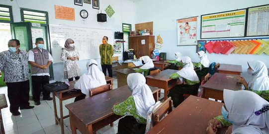 813 SD dan 199 SMP di Banyuwangi Mulai Belajar Tatap Muka, Bupati Ipuk Cek Sekolah