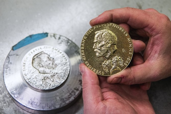 pembuatan medali nobel
