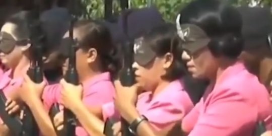 Video Ibu-Ibu Bhayangkari Adu Cepat Bongkar Pasang Senjata Sambil Mata Ditutup