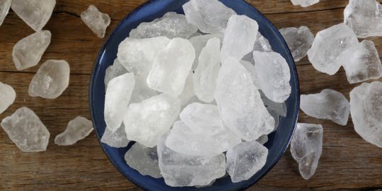 11 Manfaat Gula Batu untuk Kesehatan, Lengkap dengan Anjuran Konsumsi & Efek Samping