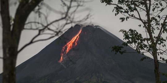 Gunung Merapi Puluhan Kali Luncurkan Lava Pijar