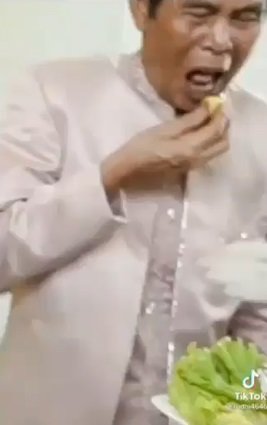 viral bapak cicipi makanan buat prosesi suap suapan pengantin menantunya ngakak