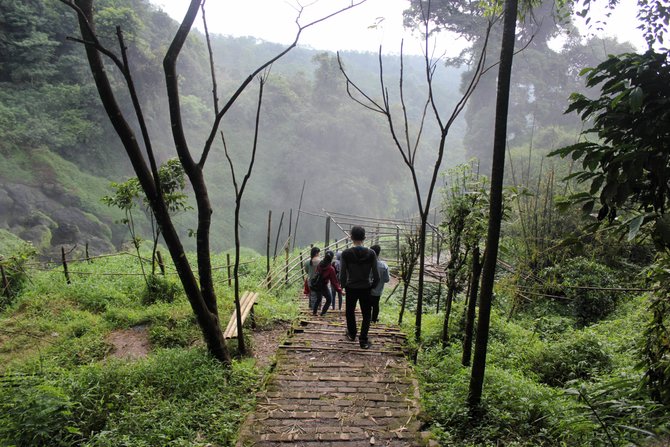 kesejukan air terjun tiga tingkat curug sewu kendal