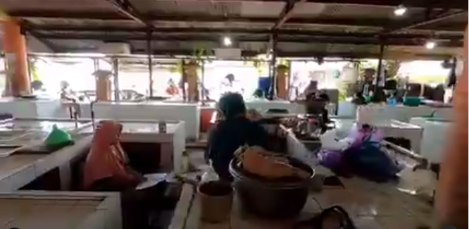 bocah temani ibu jualan ayam di pasar