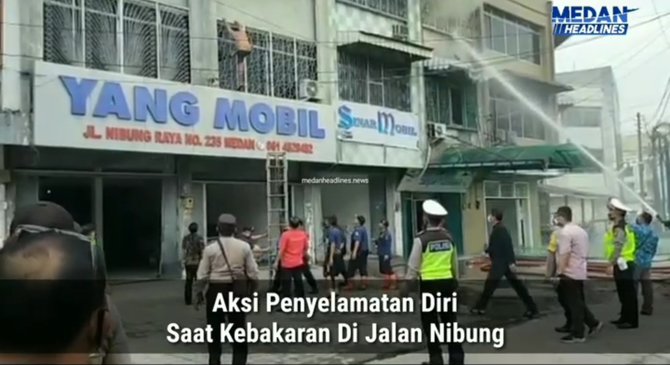 terjebak saat kebakaran aksi pria di medan selamatkan diri ini bikin ngeri