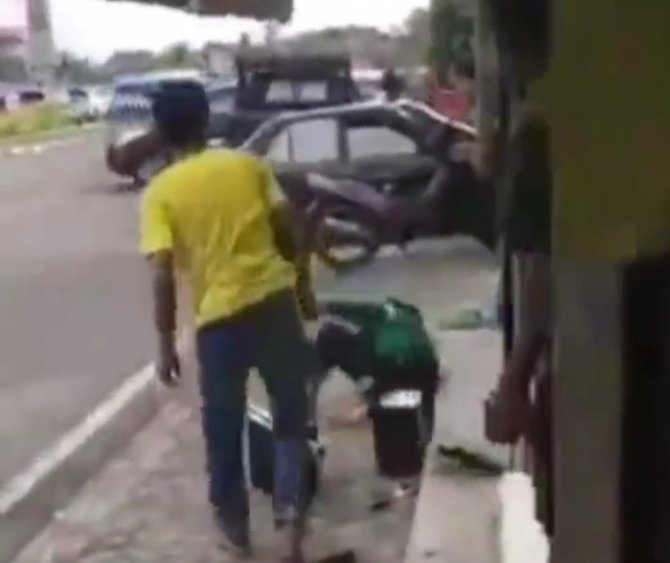 tendang tukang sol sepatu sampai terjengkang aksi pria ini bikin geram