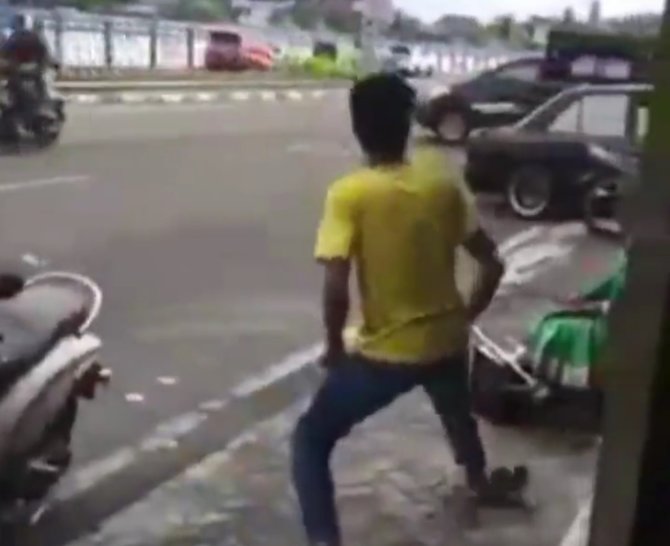 tendang tukang sol sepatu sampai terjengkang aksi pria ini bikin geram