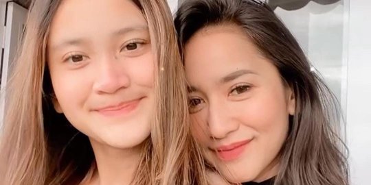 Tak Seperti Ibu-Anak, Pose Risma Nilawati dan Leya Anaknya Curi Perhatian