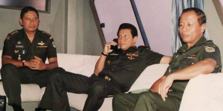SBY dan Moeldoko saat beradad i TNI