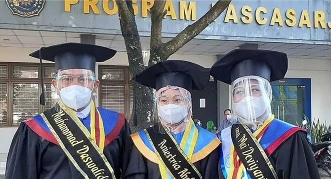 kisah satu keluarga diwisuda bersama di banyumas