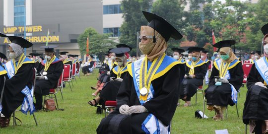 Sekeluarga Wisuda Bareng, Ayah & Ibu Bergelar Magister, Anak Sulung Sarjana Farmasi