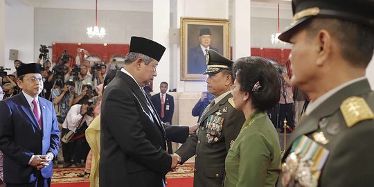 Potret Moeldoko Dilantik Presiden SBY Jadi Panglima TNI, Istrinya Sampai Cium Tangan