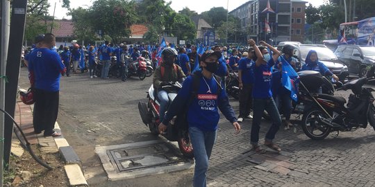 Ratusan Orang Berkaus Biru Padati Tugu Proklamasi Sebut 'Mau Kawal Mas AHY'