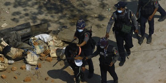 Polisi Myanmar Duduki Rumah Sakit dan Kampus, Tangkapi Demonstran