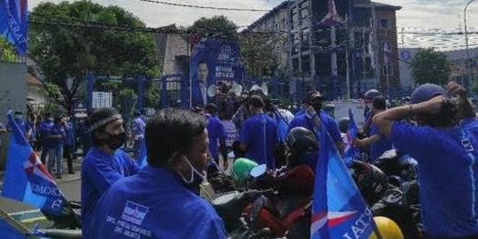 Kerumunan Massa Demokrat di Proklamasi Dijaga Polisi & Diingatkan Protokol Kesehatan