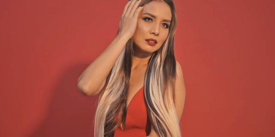 Potret Tya Ariestya yang Bikin Salfok, Disebut Mirip Elly Sugigi