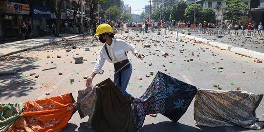 Halau Serangan Aparat, Demonstran Myanmar Bentangkan Kain Longyi