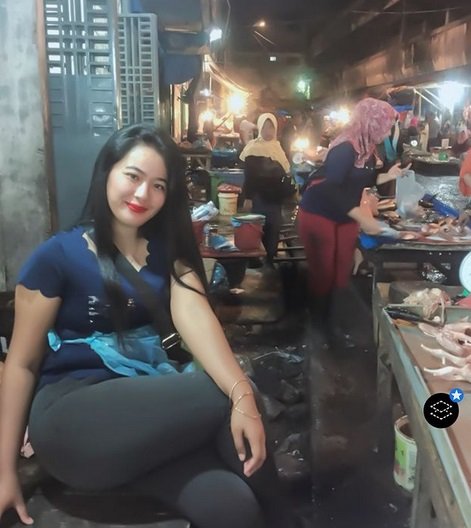 potret penjual ayam cantik
