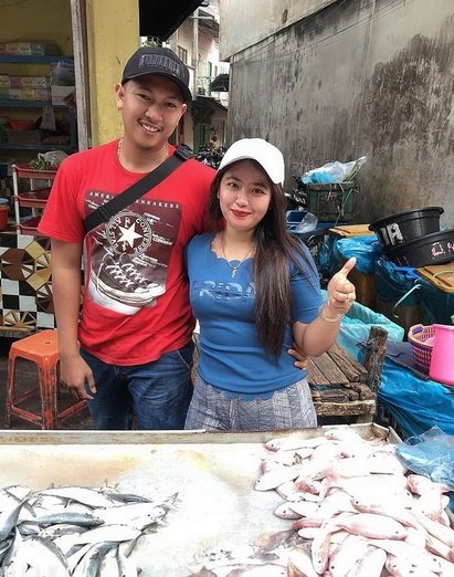 potret penjual ayam cantik