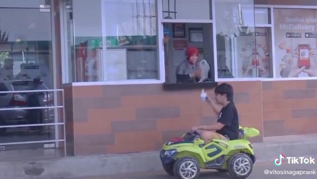 beli es krim drive thru pakai mobil mobilan