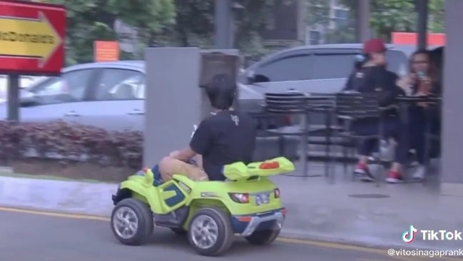 beli es krim drive thru pakai mobil mobilan