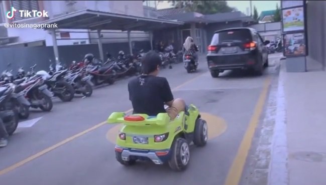 beli es krim drive thru pakai mobil mobilan