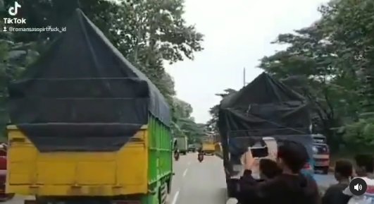 viral pemuda tabrak truk karena konten