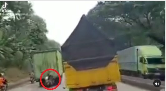 viral pemuda tabrak truk karena konten