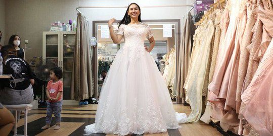 Serba Putih, Ini 4 Momen Kalina Ocktaranny saat Fitting Baju Pengantin