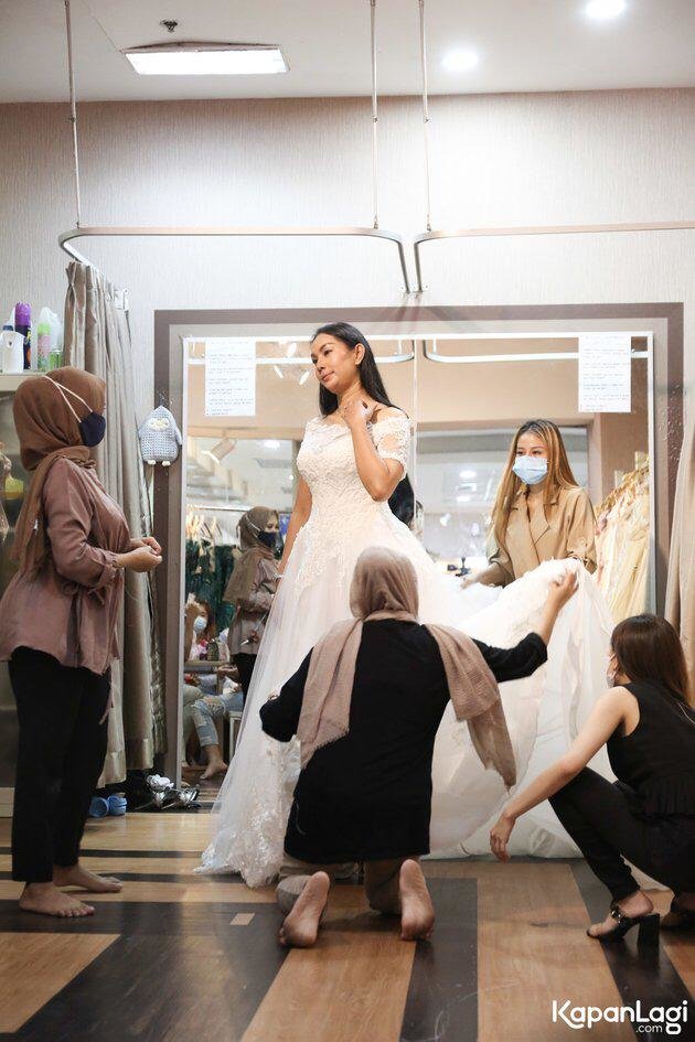 kalina ocktaranny fitting baju pengantin