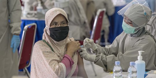 Ribuan Pedagang Disuntik Vaksin Covid-19 di Pasar Kramat Jati