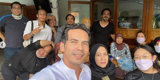 5 Momen Keluarga Teddy Syach Ziarah ke Makam Rina Gunawan, Tampak Ikhlas