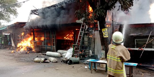 10 Bangunan di Cakung Terbakar, Diduga Berawal dari Las Gas