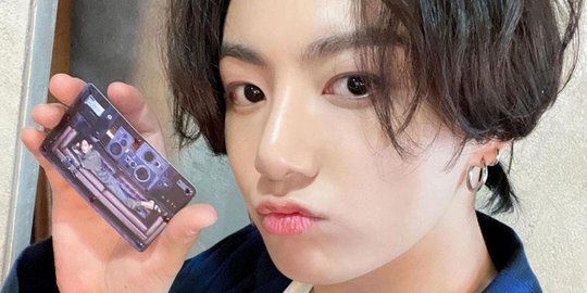 Jungkook BTS Pakai Selotip Untuk Ponselnya yang Retak, Army Gemas & Bahas Black Card
