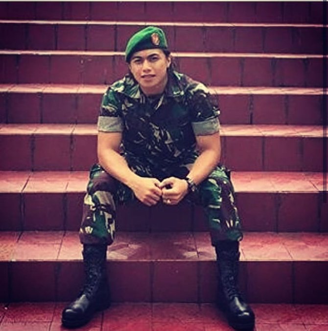 aprilia manganang berseragam tni