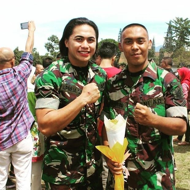 aprilia manganang berseragam tni