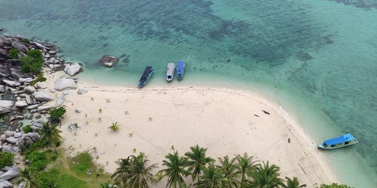 Keelokan Pulau Lengkuas dari Mercusuar Zaman Belanda